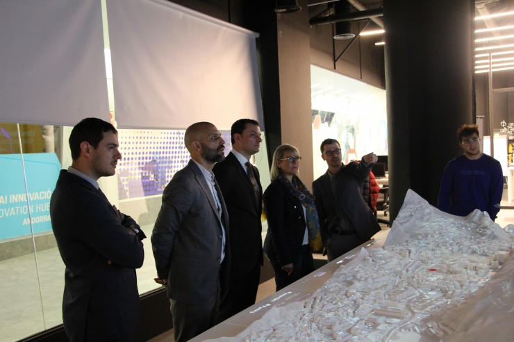 La delegació del Quebec observant les instal·lacions de l'Espai d'Innovació d'Andorra.